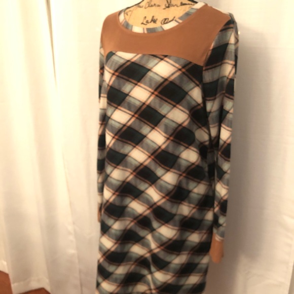 Large Plaid Boutique Dress - Picture 3 of 7